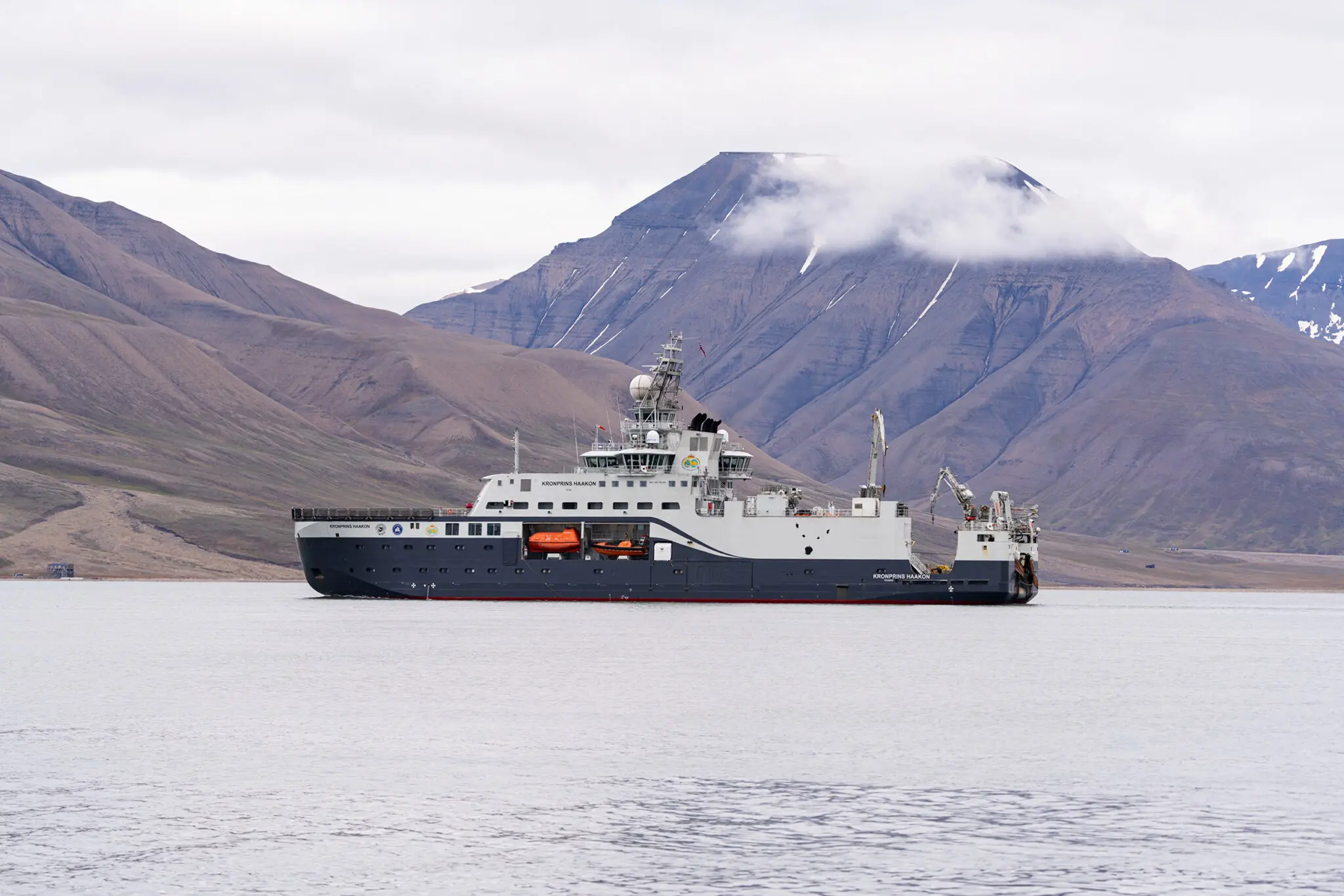 FF Kronprins Haakon departs from the harbour in Longyearbyen. Photo: Ingrid Ballari Nilssen.