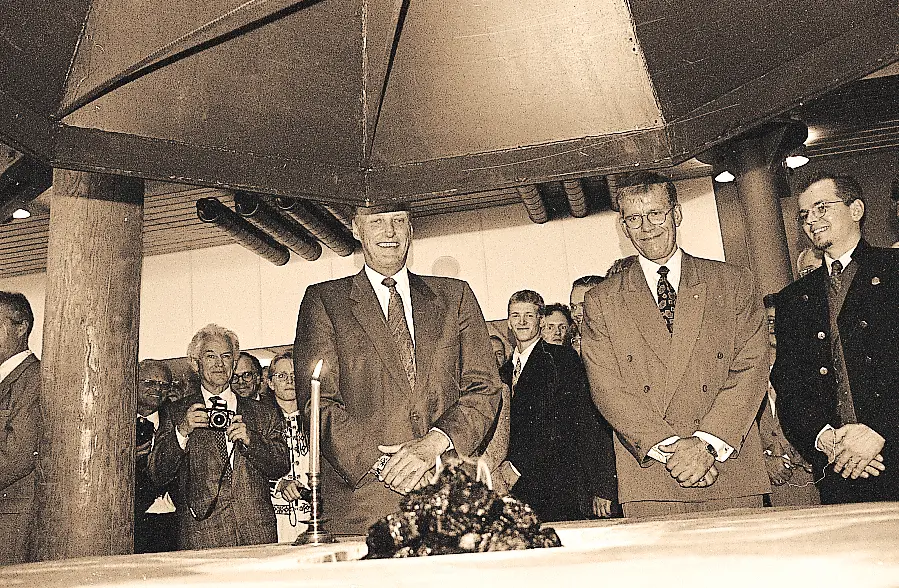 Åpning av UNIS-bygget 14. august 1995. Kong Harald til venstre med UNIS styreleder Jan Larsen til høyre.