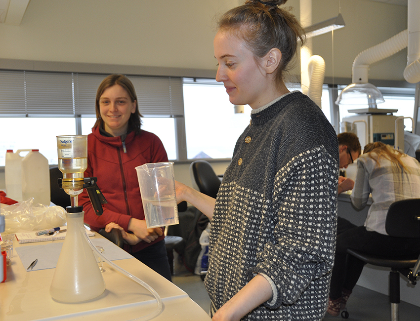 AB-333/833 students filtrating plankton samples, March 2014. Photo: Kirsten Christoffersen/UNIS