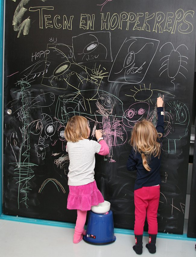 Kids are drawing their own copepods during an open day at UNIS. Photo: Eva Therese Jenssen/UNIS