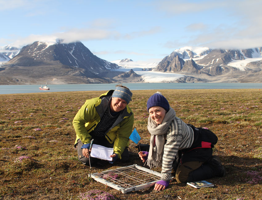 Arctic Biology students on fieldwork nearby Kræmerlaguna in Bockfjorden. Photo: Tina Dahl/UNIS.