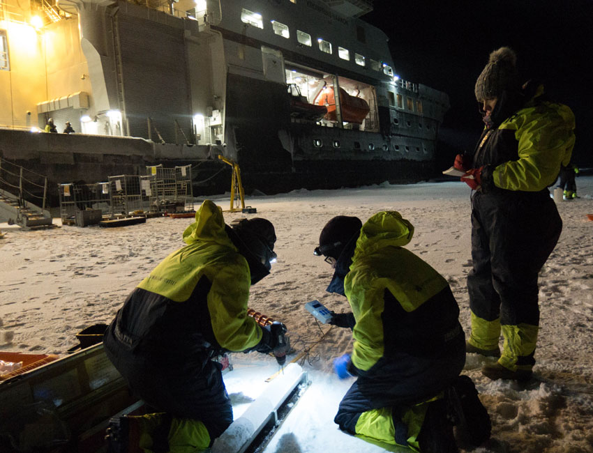 Nansen Legacy scientists analyse ice cores on the spot at 82 North, 28 East, December 2019. Photo: Øystein Varpe/UNIS.