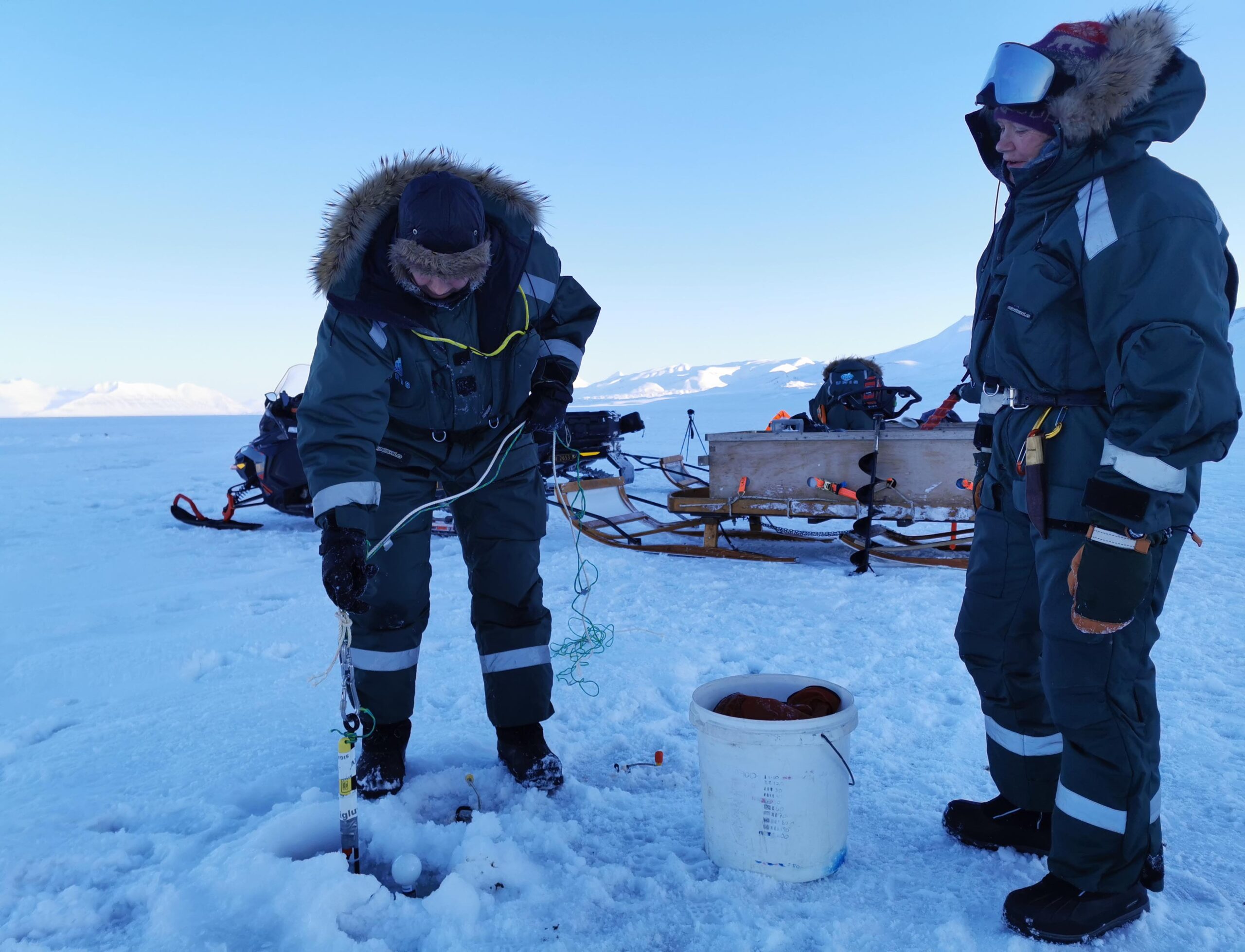 Showing Bamsebu ladies how to take ice cores