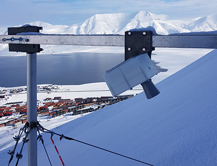 A snow sensor on the mountain Sukkertoppen in Longyearbyen.