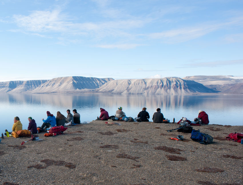 AG-210 students take a break from fieldwork in Billefjorden. Photo: Endre Før Gjermundsen/UNIS.