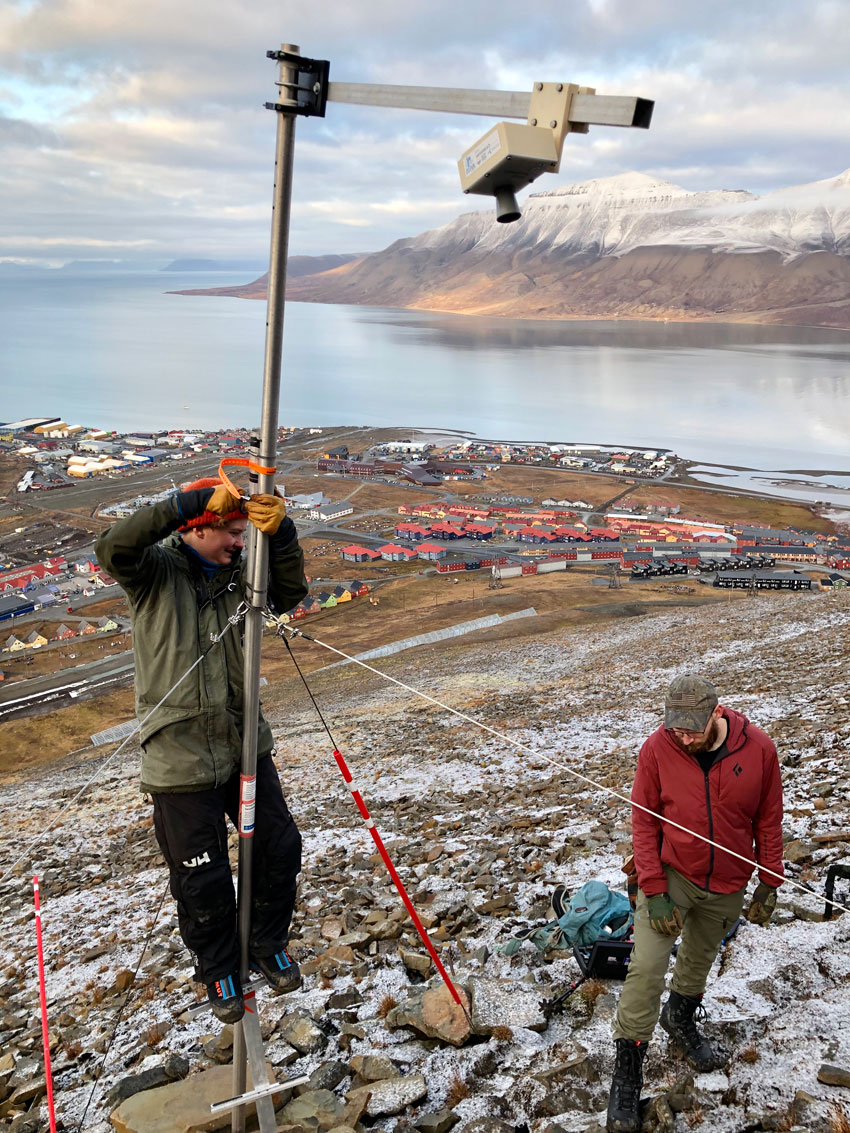 Installing snow senor on Sukkertoppen in Longyearbyen.