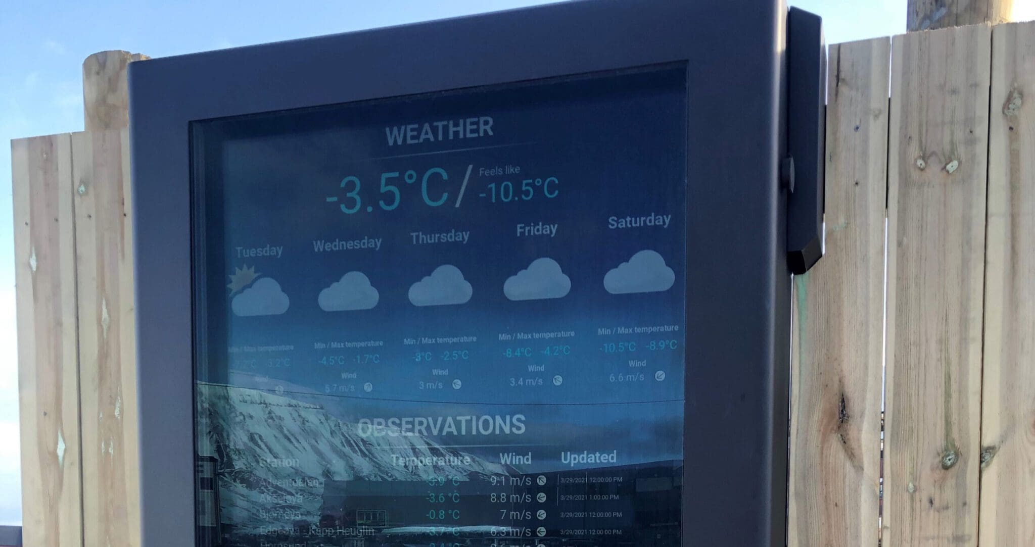 Weather information board in Adventdalen