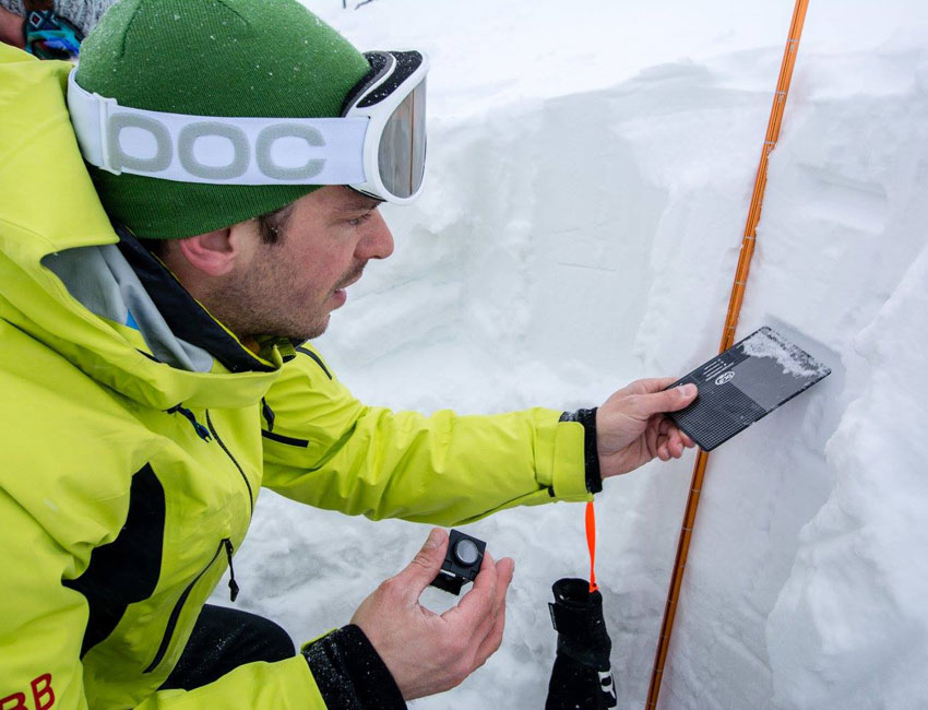 AG-346 student measuring snow profile. Photo: Erik Kuschel.