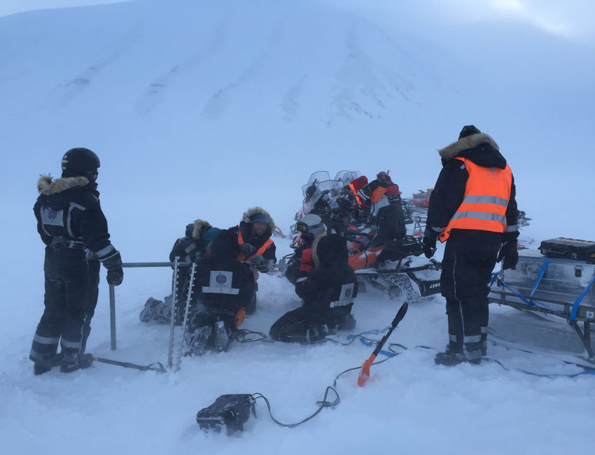 Students performing fieldwork on Tellbreen Svalbard