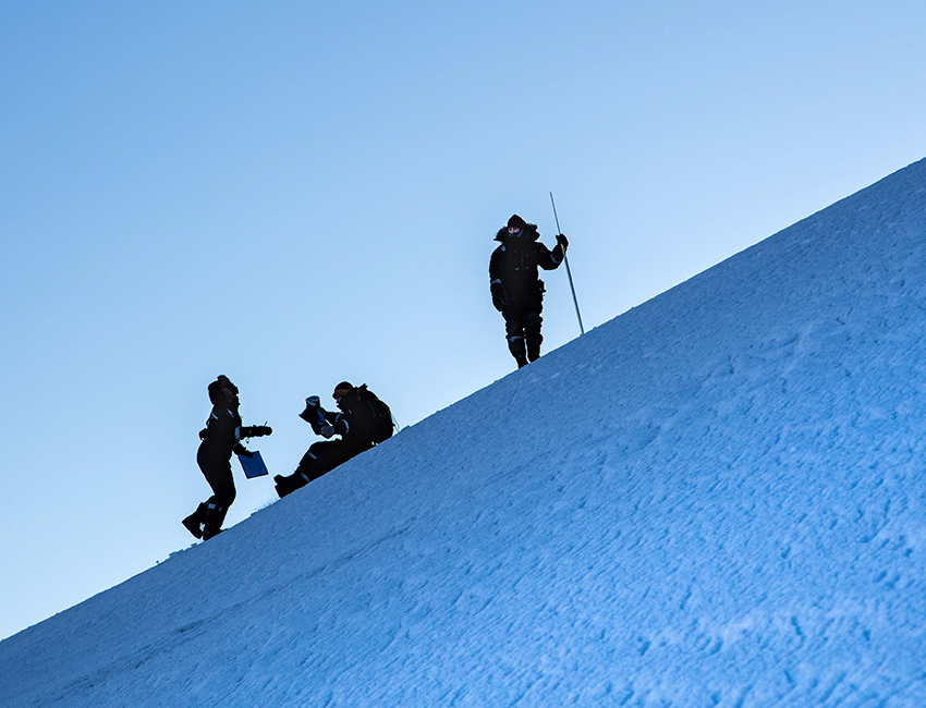 Winter fieldwork in Adventdalen. Photo: Børge Damsgård/UNIS