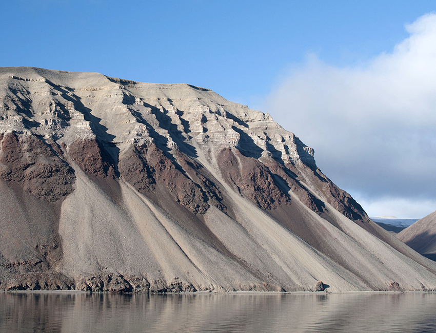Carboniferous and devon (red) rocks in Billefjorden. Photo: Snorre Olaussen/UNIS