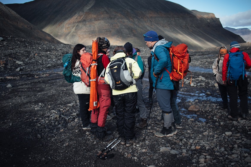 Students and professors gather to discuss the chosen route and potential hazards on the way. Photo: Fabienne Mannherz